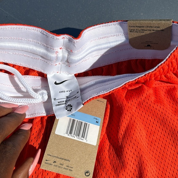 NWT Size Medium Men Orange Dri-Fit Mesh Nike Shorts with pockets / drawstring - Picture 3 of 9
